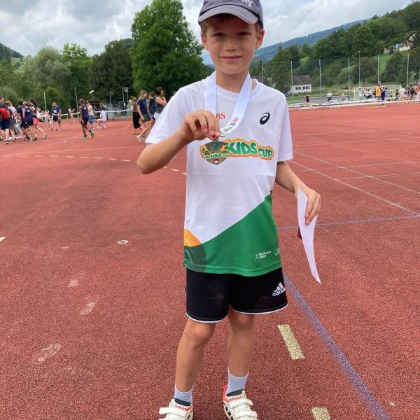 🎉CH-Final UBS Kids Cup 🎉

Zwei Tage nach dem @weltklassezurich über die Bühne ging, erhalten nun die qualifizierten Kinder des @ubskidscup morgen Samstag die Möglichkeit im grossen Stadion anzutreten. Mit am Start auch ein Athlet des LZ Lostorf Luca Abegglen. Er konnte sich via Lucky Winner Liste qualifizieren. 

Liebe Luca wir wünschen Dir viel Erfolg und geniesse es im Stadion Letzigrund. 🍀☺️ 

Hopp Lostorf🎉 

#lzlostorf #ubskidscup