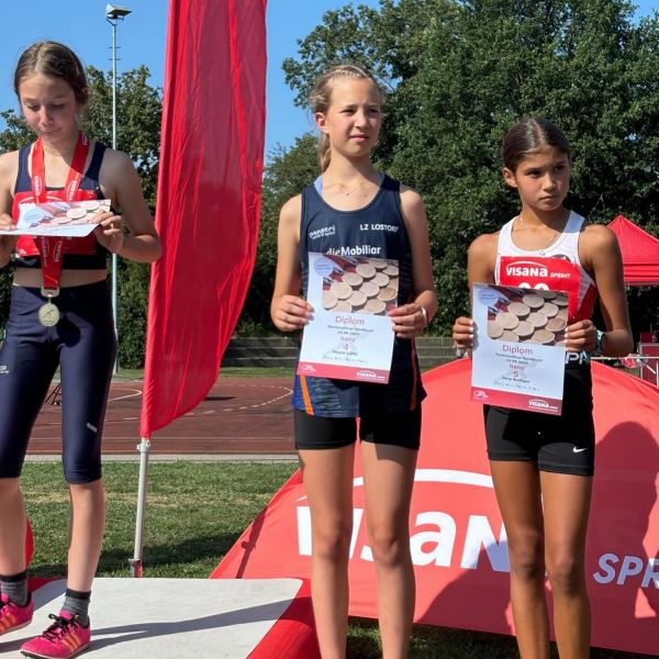 🏃‍♂️VISANA Sprint Kantonalfinal Solothurn - Biberist🏃‍♀️

Heute fand der Visana Sprint Kantonalfinal in Biberist statt. Mit am Start 1 Athletin und 4 Athleten des LZ Lostorf. Hervorragende Leistungen wurden an diesem heissen Sommertag erziehlt. BRAVO👏🚀

🏃‍♂️ Mika 🥈 2. Platz 9.54 PB - 80m M14
🏃‍♂️ Kimi 🥈 2.Platz 8.14 PB- 60m M13
🏃‍♂️ Liam 7.Platz 9.23 - 60m M12
🏃‍♂️ Louis 🥈 2.Platz 8.83 PB - 60m M11
🏃‍♀️ Mayla 🍫 4.Platz 9.54 PB - 60m W11

Wir gratulieren euch zu diesen tollen Bestleistungen.🥳 Danke @biberistaktiv_leichtathletik für die Durchführung des Visana Sprints. 💪🏼👌

#lzlostorf #visanasprint #woooooow