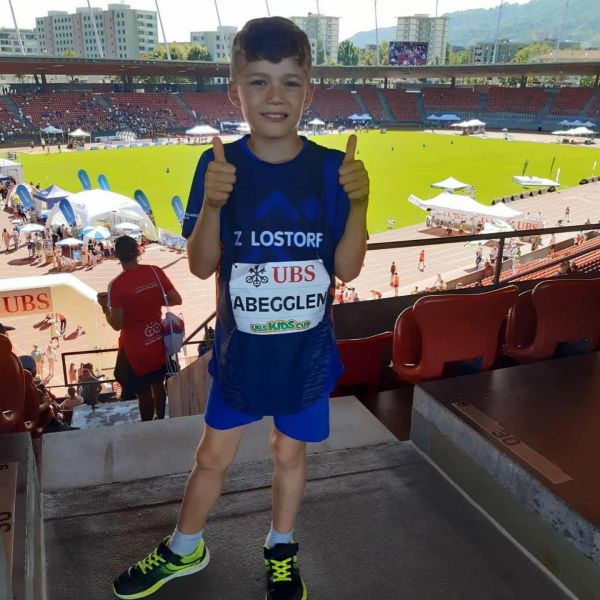 🎉 Herzlichen Glückwunsch Luca 🎉

Wir sind stolz, dass du beim UBS KidsCup Final einen großartigen 12. Platz erreicht hast von 29 Athleten✨

Deine Leistungen sprechen für sich:

✨60 Meter Sprint in 10.35 Sek 
✨Weitsprung mit 3.33m
✨Ballwerfen mit 17.53m

Das LZ Lostorf gratuliert Dir ganz herzlich. 🥳 Mach weiter so. 👏 

#UBSKidsCup #Stolz #lzlostorf