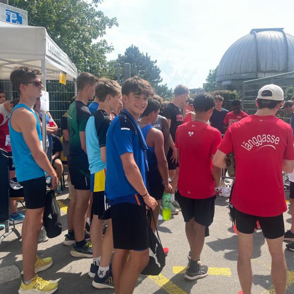 🎊Schweizer Meisterschaften U16/U18 in Lausanne🎊 

Am 31. August und 1. September 2024 wurden im Stade Olympique de la Pontaise in Lausanne packende Wettkämpfe ausgetragen. Qualifiziert für die Meisterschaften haben sich auch 2 Athletinnen und 1 Athlet vom LZ Lostorf. Bei prächtigem Sommerwetter und einer tollen Stimmung traten sie den Wettkampf an.

Am 1. Wettkampftag startete Lea Brasser in der Kategorie U18 in der Disziplin Speer. Mit 36.79m konnte sie die 10. weiteste Distanz werfen und den Wettkampf entsprechend auf dem 10. Rang abschliessen.

Ebenfalls am 1. Wettkampftag lief Mika Güntert in der Kategorie U16 den Sprint, 80m, in 9.76s. Nach einer längeren Auszeit ein gutes Resultat, verpasste den Einzug in den Halbfinal um nur 3 Hunderstel.

Lorena Saladin stieg am Sonntag in den Wettkampf ein – Kategrorie U18, Diskus. Mit 34.7m erreichte sie den 7. Rang.

2 weitere Athletinnen, welche in Lostorf trainieren, aber für andere Vereine starten, haben tolle Resultate erzielt:

Volken Kaira, Kategorie U16, Verein @satus_rothrist errreichte im Kugelstossen mit einer Weite von 12.02m den 4. Rang. Im Diskus warf sie 38.35m und holte sich damit die Goldmedaille – Schweizer Saisonbestleistung und Aargauer Rekord! 

Gloor Elina, Kategorie U16, Verein @btvaarauathletics , erreichte mit einer Weite von 28.83m den 12. Rang.

Herzliche Gratulation zu diesen beachtlichen, tollen Leistungen! Merci an Rahel und Edi für die professionelle Betreuung. 🎉🥳👏

#lzlostorf