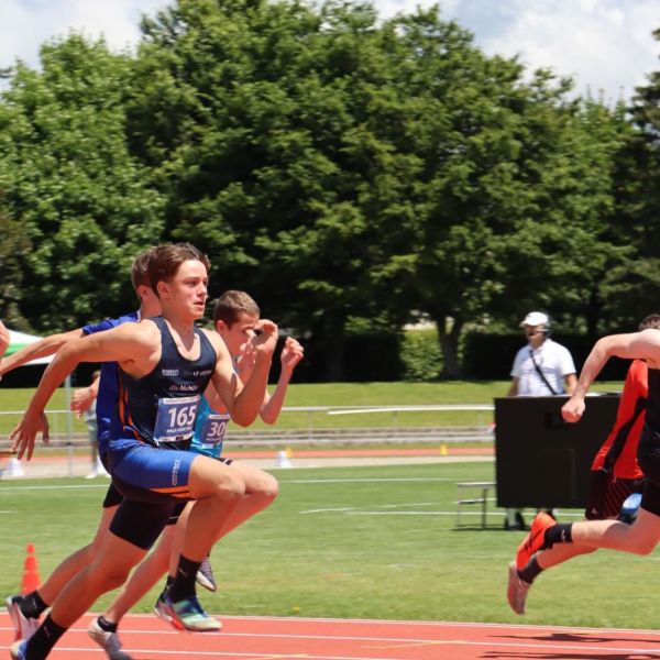 💥Regionenmeisterschaften Olten - Tag 1 💥

Lea startete gestern als erste in den Speer Wettkampf mit 37.79m lag sie lange auf dem 3te Platz bis sie noch überholt wurde und so die Medallie um 23cm verpasste. 🚀

Mika war der nächste der im Weitsprung startete leider hatten alle Athleten etwas Mühe mit dem Wind 💨 und so einige Top Favoriten rausflogen. So musste Mika auch 2 Nuller in Kauf nehmen und im letzten fehlte dann doch der Power und es resultierte 4.92m und verpasste so den Final. 

Die Vorläufe überstanden Mika, Dina souverän Mika lief 9.89 über 80m und Dina 13.28 über 100m. 
Bei Kimi hatten sich viele nicht abgekreuzt somit ging es direkt in den Halbfinal. 

Im Halbfinal lief Kimi dann souverän als erster seines Laufes in 8.46 über die Ziellinie was die sofortige Final Quali bedeutete. 
Mika musste sich geschlagen geben in 10.04 sowie Dina wo nochmals ihre starke Form zeigte und nochmals in 13.28 ins Ziel lief. Beide verpassten den Final leider. 
Im Final hatte Kimi beim Start ein kleinen Strauchler und lief so in 8.45 auf den starken 5ten Rang. 

Gleichzeitig zum Halbfinal war Dina noch im Hochsprung im Einsatz mit übersprungenen 1.45 wurde sie 5te. 

Es konnten viele Erfahrungen sowie tolle Resultate erziehlt werden jedoch fehlten die Aussreisser nach oben. 
Wir gratuliere trotzdem und freuen uns auf die weiteren Resultaten von euch. 👏

Wir danken dem Trainerteam fürs betreuen sowie allen Helfer:innen vom LZ fürs Helfen. 🫶🏼🙌

📸 Danke @x_tamaraa_ för die tolle Fotis😍

#lzlostorf