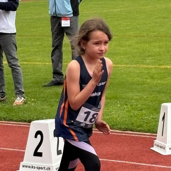 🚀Solothurner Einkampfmeisterschaft- Teil II🚀

Auch die Jüngsten in der Kategorie U10 bestritten unterschiedliche Disziplinen: Ballwurf, Weitsprung, Sprint und 600m. Dabei wurden viele tolle Resultate erzielt. Jamilia sicherte sich mit 8.76s. im Sprint die Bronzemedaille. Ilina lief mit 9.38s. eine neue PB.

In der Kategorie U12 sicherte sich Mayla im Speer die Silbermedaille und im Sprint mit einer neuen PB den 4. Platz im A-Final. Fiona gewann ihren Vorlauf und qualifizierte sich damit für den B-Final. Auch im 600m und Weitsprung gelangen ihr neue PB’s. Nilia gelang im Sprint eine neue PB, ebenso im Kugelstossen. Liam Hauss rann im 600m auf den 3. Platz – Silbermedaille und PB!

Bei den U14 Athletinnen und Athleten sicherte sich Linda im Hochsprung mit einer neuen PB den 3. Platz sowie die Bronzemedaille. Loris wagte sich an den Speer und warf PB. Liam Rudolf von Rohr gelang im Hochsprung ebenfalls eine PB. Kimi gewann im Sprint und im Weitsprung je die Bronzemedallie. 

Herzliche Gratulation an alle Sportlerinnen und Sportler – das waren TOP Leistungen! Ein grosses Merci geht an die Trainer – TOP Job. Merci an die Helfer.🫶🏼💥🚀👏

Danke auch dem @laufental_thierstein_athletics für die Organisation. 👏 

@klavsolothurn @swissathleticsfederation 
#lzlostorf #mersistolz