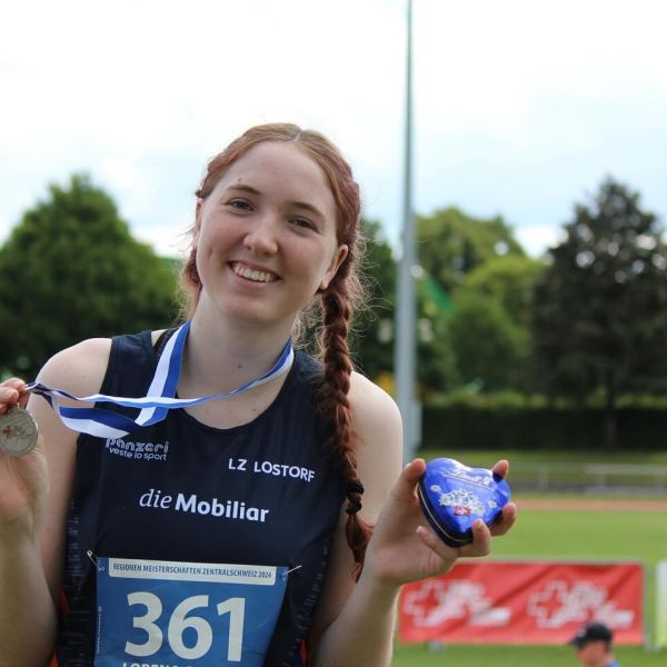 💥Regionenmeisterschaften Olten - Tag 2💥

Lorena gelang im Diskus im 5. Versuch ein Top Wurf, 35.10m! Das beduetet neue persönliche Bestleistung und die Silbermedaille!🥈 Wow – super Leistung – herzliche Gratulation.🎉💥💪🏼

Am Sonntag standen nebst Lorena im Diskus auch Loris, Liam und Kimi im Weitsprung im Einsatz. Der Wind 💨 machte es auch heute schwierig und verlangte im Weitsprung ein ständiges korrigieren des Anlaufs. Alle drei taten sich damit schwer.

Einige Sportlerinnen und Sportler gingen entäuscht nach Hause. Trotzdem konnten viele Erfahrungen und doch beachtliche Resultate am vergangenen Wochende erzielt werden. Und es freuen sich alle mit Lorena über die gewonnene Silbermedaille. 👏 Wir gratulieren Allen und freuen uns auf weitere Resultate von euch. 💪🏼

Danke an Edi und Oli fürs betreuen am Sonntag. 

@klavsolothurn @swissathleticsfederation 

#lzlostorf #silbermedaille